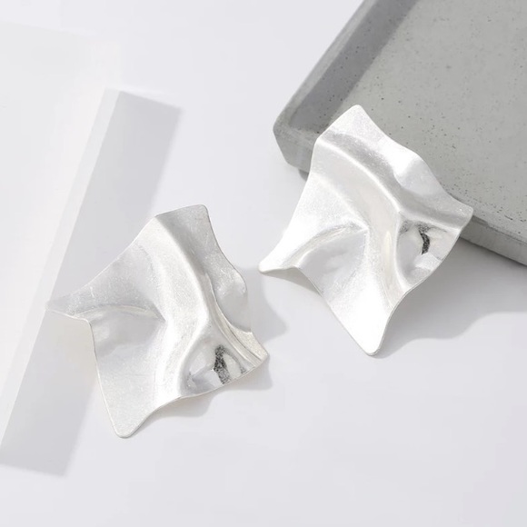 🤍18K white gold plated bold dim earrings - Picture 2 of 6